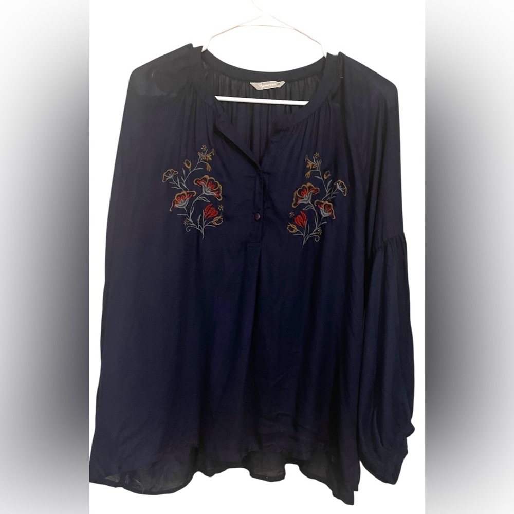 🌷🌷💎Floral Embroidered Navy Blouse